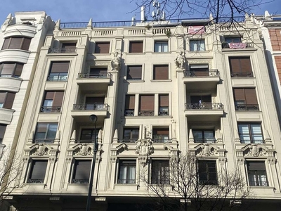 Alquiler de piso en Barrio de Abando de 2 habitaciones con terraza y muebles
