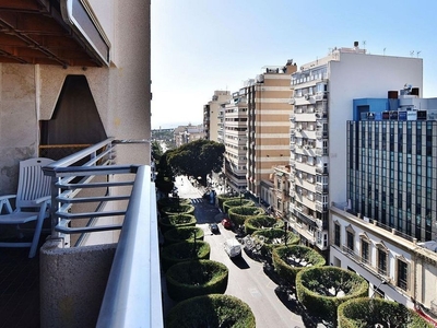 Alquiler de piso en Centro - Almería de 4 habitaciones con terraza y muebles