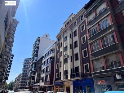 Alquiler de piso en Centro Ciudad de 3 habitaciones con terraza y muebles