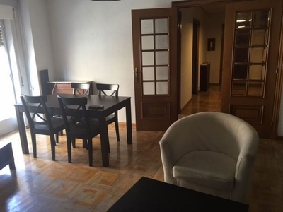 Alquiler de piso en Centro - Salamanca de 4 habitaciones con muebles y balcón