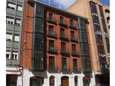Alquiler de piso en plaza Tenerías de 2 habitaciones con muebles y balcón