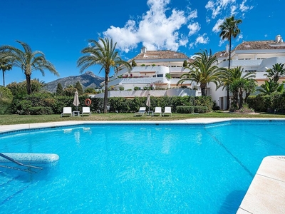 Alquiler de piso en urbanización Lugar Lomas de Marbella Club de 2 habitaciones con terraza y piscina