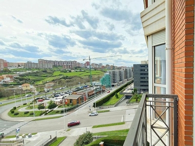 Alquiler de piso en Valdenoja - La Pereda de 3 habitaciones con terraza y garaje
