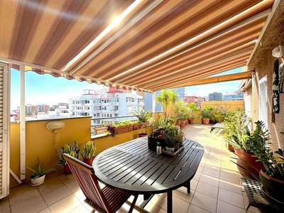 Ático en venta en avenida Islas Canarias de 4 habitaciones con terraza y garaje
