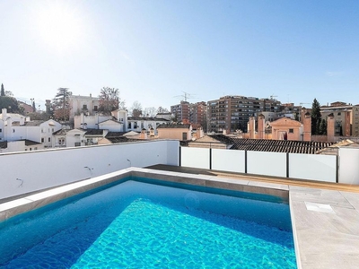 Ático en venta en Bola de Oro - Serrallo de 4 habitaciones con terraza y piscina