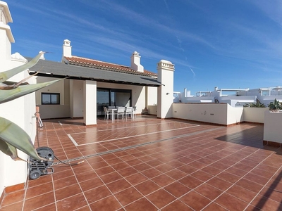 Ático en venta en Playa de Granada de 3 habitaciones con terraza y piscina