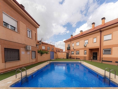 Dúplex en venta en Viso de San Juan (El) de 4 habitaciones con terraza y piscina