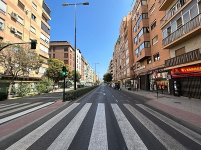 Piso en alquiler en Camino de Ronda - Rosaleda de 3 habitaciones con terraza y muebles