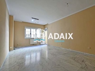 Piso en alquiler en Centro - Cáceres de 3 habitaciones con terraza y aire acondicionado