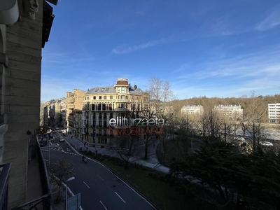 Piso en alquiler en Centro - San Sebastián-Donostia de 2 habitaciones con muebles y balcón