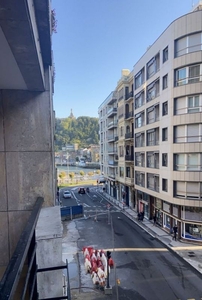 Piso en alquiler en Centro - San Sebastián-Donostia de 3 habitaciones con terraza y muebles