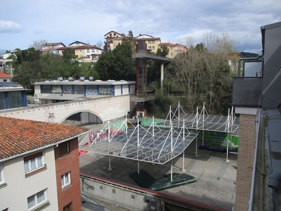 Piso en alquiler en Egia de 3 habitaciones con terraza y muebles