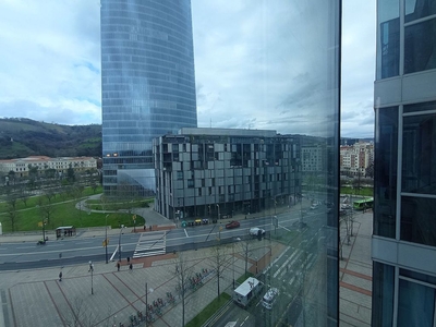 Piso en alquiler en Indautxu de 2 habitaciones con terraza y garaje