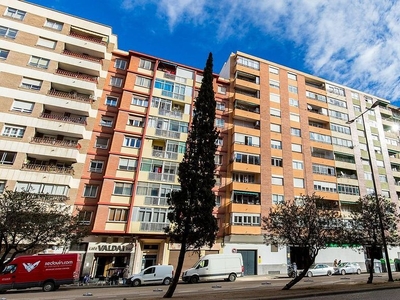 Piso en venta en avenida De Navarra de 4 habitaciones con terraza y balcón