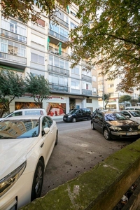 Piso en venta en avenida Martínez de Velasco de 4 habitaciones con terraza y balcón