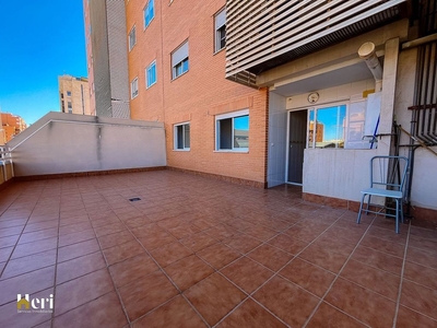 Piso en venta en Cabo de las Huertas de 4 habitaciones con terraza y piscina