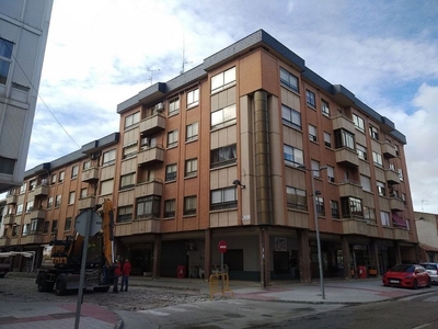 Piso en venta en calle Gutierrez Mellado de 3 habitaciones con terraza y garaje
