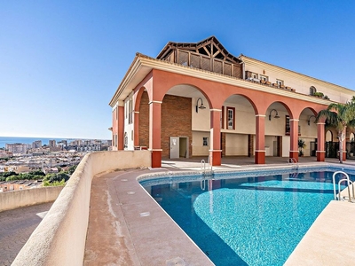 Piso en venta en calle Piamonte de 3 habitaciones con terraza y piscina