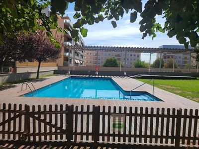 Piso en venta en Centre - Figueres de 3 habitaciones con terraza y piscina