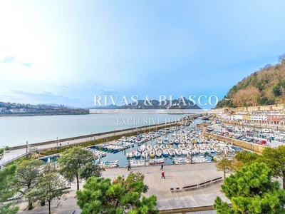 Piso en venta en Centro - San Sebastián-Donostia de 4 habitaciones con balcón y aire acondicionado