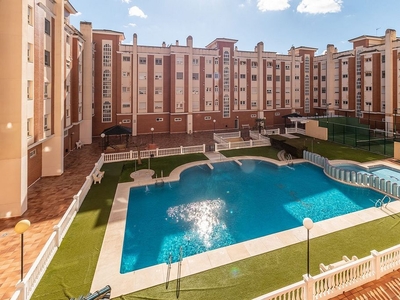 Piso en venta en Ciudad Jardín - Zoco de 3 habitaciones con piscina y garaje