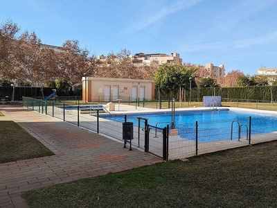 Piso en venta en El Cónsul - Ciudad Universitaria de 4 habitaciones con terraza y piscina