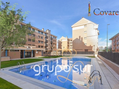 Venta de ático en calle Covaresa de 3 habitaciones con terraza y piscina