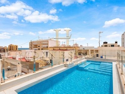 Venta de ático en Centro - Torrevieja de 2 habitaciones con terraza y piscina