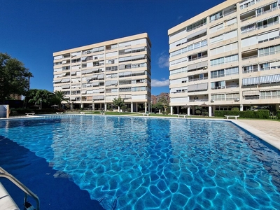 Venta de piso en avenida Costa Blanca de 3 habitaciones con terraza y piscina