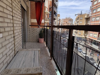 Venta de piso en calle Cartagena de 3 habitaciones con balcón y ascensor