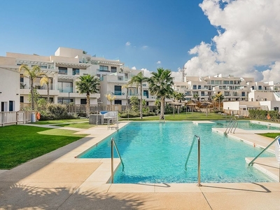 Venta de piso en calle Mar de Alborán de 3 habitaciones con terraza y piscina
