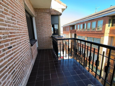 Venta de piso en calle Oriente de 4 habitaciones con terraza y balcón