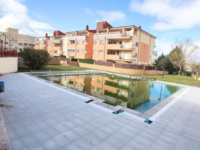 Venta de piso en Carbajosa de la Sagrada de 3 habitaciones con terraza y piscina