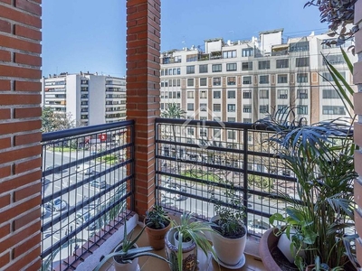 Venta de piso en Russafa de 4 habitaciones con terraza y garaje