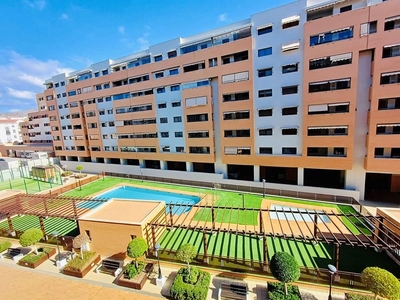 Venta de piso en Teatinos de 4 habitaciones con terraza y piscina