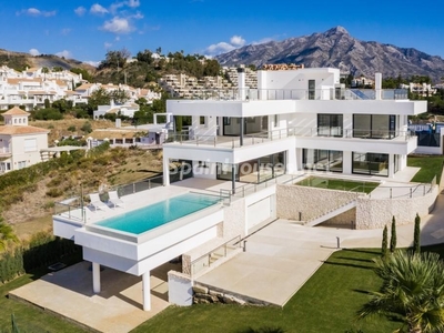 Villa en venta en Nueva Andalucía, Marbella