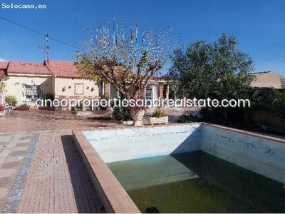 CHALET CON PISCINA EN UNA PLANTA Y CON TODAS LA COMODIDADES PARA VIVIR CERCA DE PLAYAS, AEROPUERTO,.