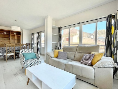 Alquiler de piso en Centro - Alicante de 3 habitaciones con terraza y muebles