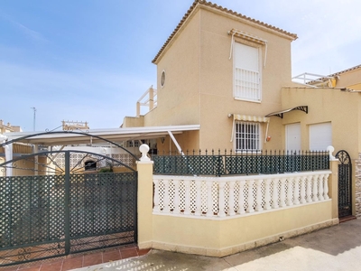 Chalet en venta en Torrevieja, Alicante