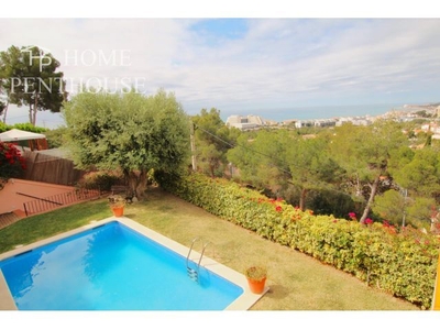 Espectacular Casa en Urbanización Levantina de Sitges: Vistas al Mar y Ambiente Acogedor