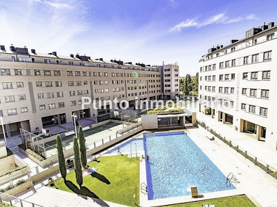 Piso en alquiler en calle De la Moraña de 3 habitaciones con piscina y garaje