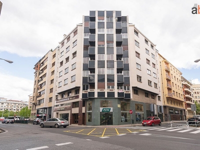 Venta de piso en calle Navarro Villoslada de 6 habitaciones con terraza y garaje