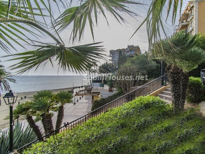 Apartamento bajo en venta en Playa Bajadilla-Puertos, Marbella