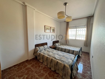 Casa adosada con 5 habitaciones amueblada con calefacción y aire acondicionado en Alcázares (Los)