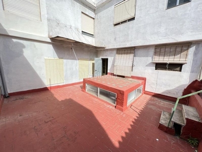 Casa bonita casa con amplio garaje y terraza en zona centro y muy próxima a la calle reyes católicos en Alzira