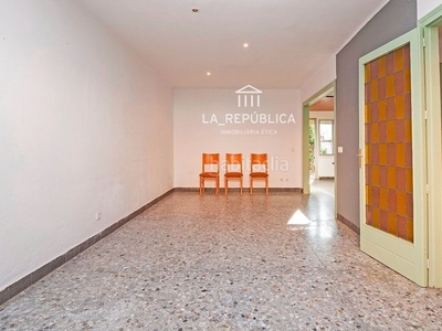 Casa de dos plantas de 147 m² sobre parcela de 133?m², con 3 habitaciones, 2 baños, salón, comedor independiente, cocina-office, patio, terraza, trastero y sótano. en Mataró