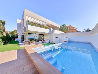 Villa pareada en venta en Puerto Banús, Marbella