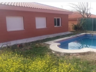 Chalet independiente en venta con piscina en Méntrida.
