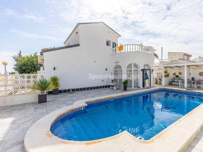 Chalet independiente en venta en Orihuela Costa