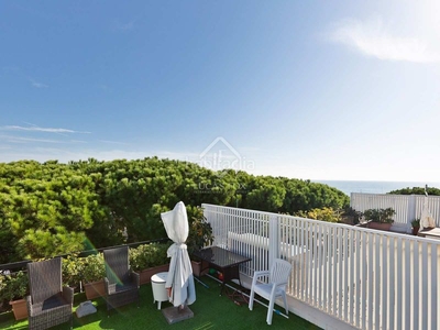 Piso ático dúplex de 3 dormitorios con piscina privada y vistas al mar en venta playa en Castelldefels